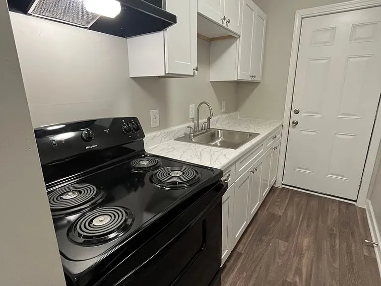 1744 Lyle Ave — Photo 14