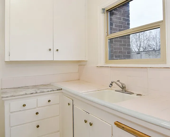 Ellinwood Apartments — Photo 7