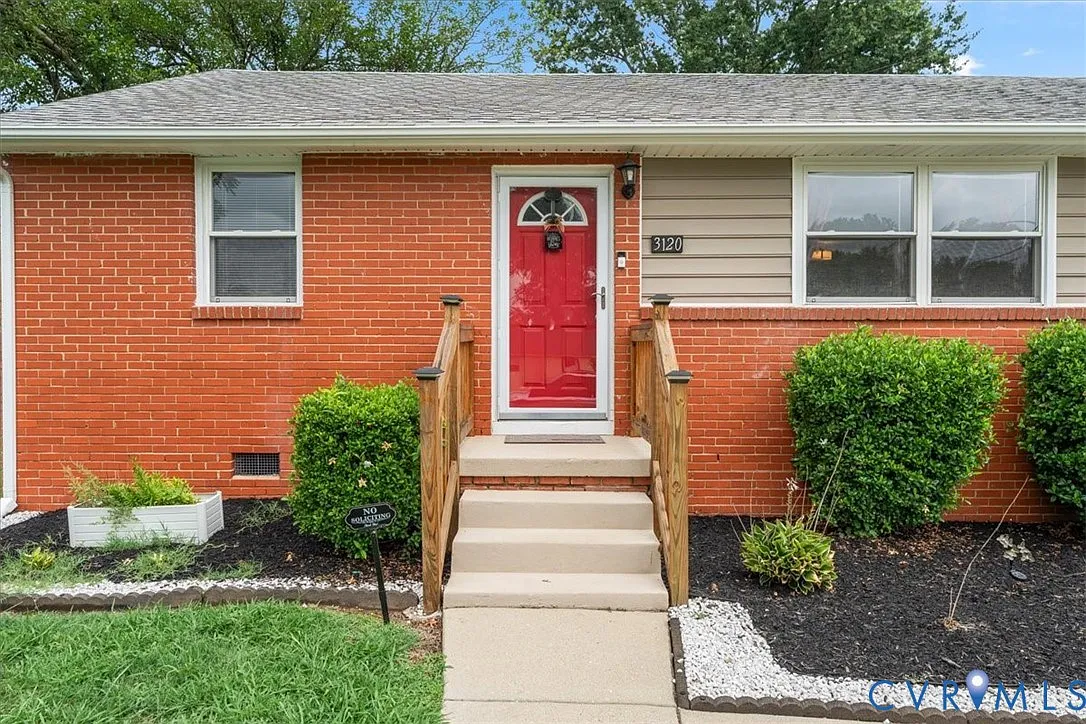 3 bed, 2.0 bath, 1215 sqft, $2,400 — Photo 4