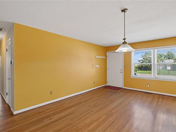2nd image of 903 Thames Dr