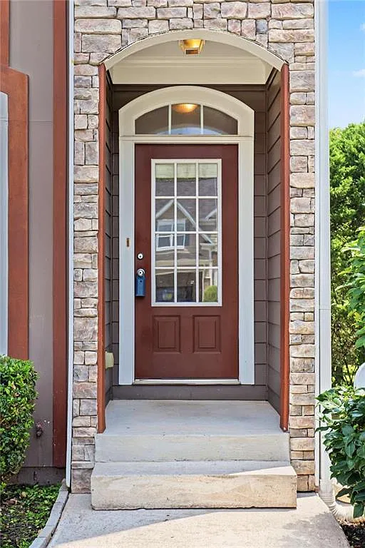 5 bed, 4.0 bath, 2027 sqft, $2,500 — Photo 3