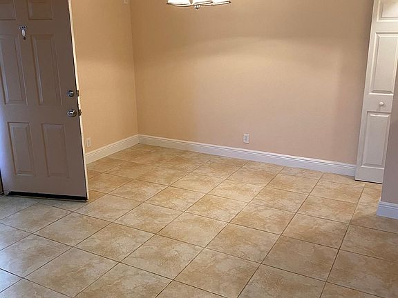 3rd image of 1526 SE Royal Green Cir