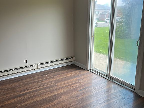 4th image of 708 Oakton Rd