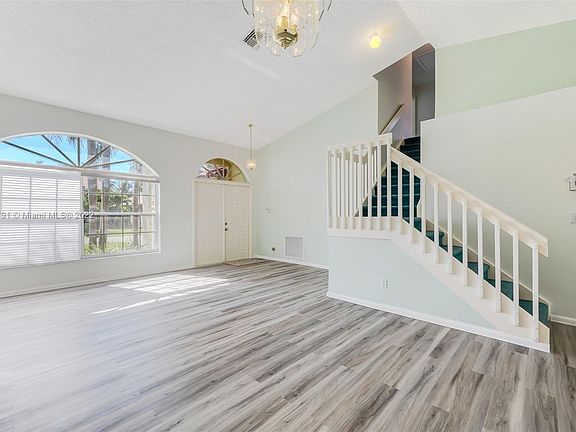 5th image of 510 SW 181st Ave
