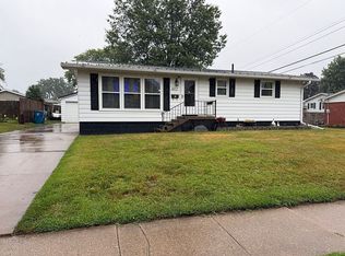 1412 Hiawatha Ln, Camanche, IA 52730