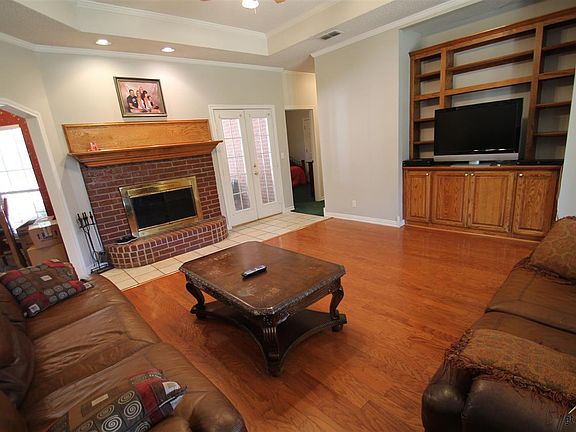 2nd image of 136 Oakview Dr