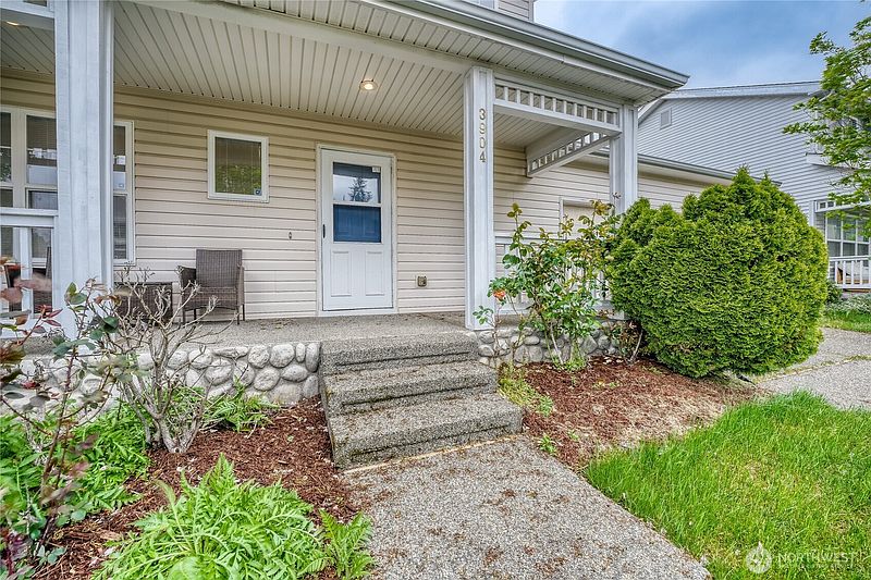 3rd image of 3904 NE 5th Place