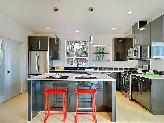 4th image of 4124 Cascadia Ave S