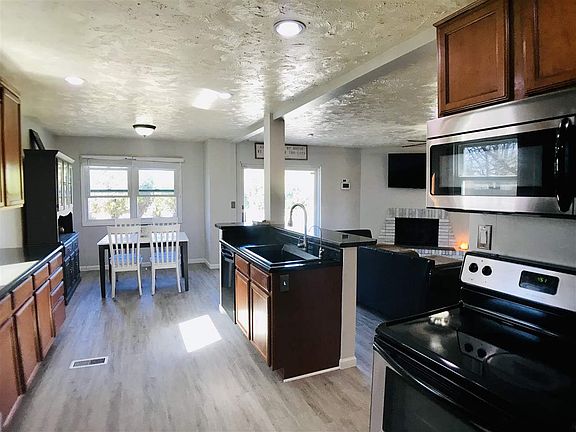 5th image of 102 Tanglewood Dr