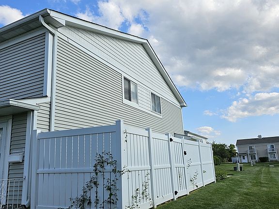 4th image of 1674 Cornell Dr