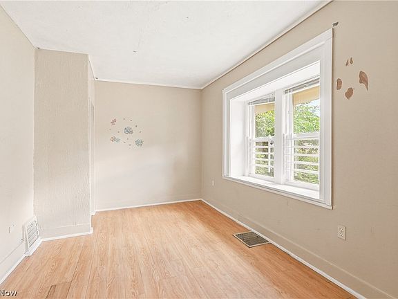5th image of 285 Sumner Ct
