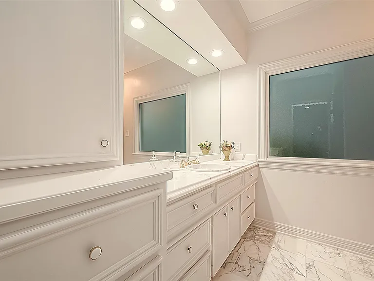 983 S Post Oak Ln — Photo 28