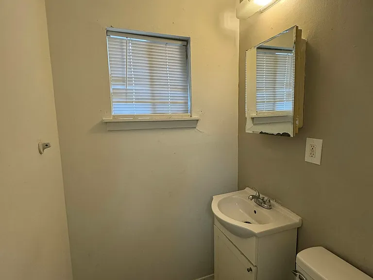 130 E Woodcrest Dr — Photo 7