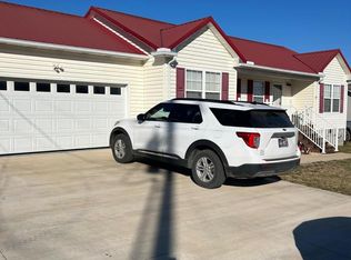 2833 Pinecrest Rd, Jacksboro, TN 37757