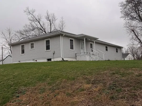 802 W Bourke St, Macon, MO 63552