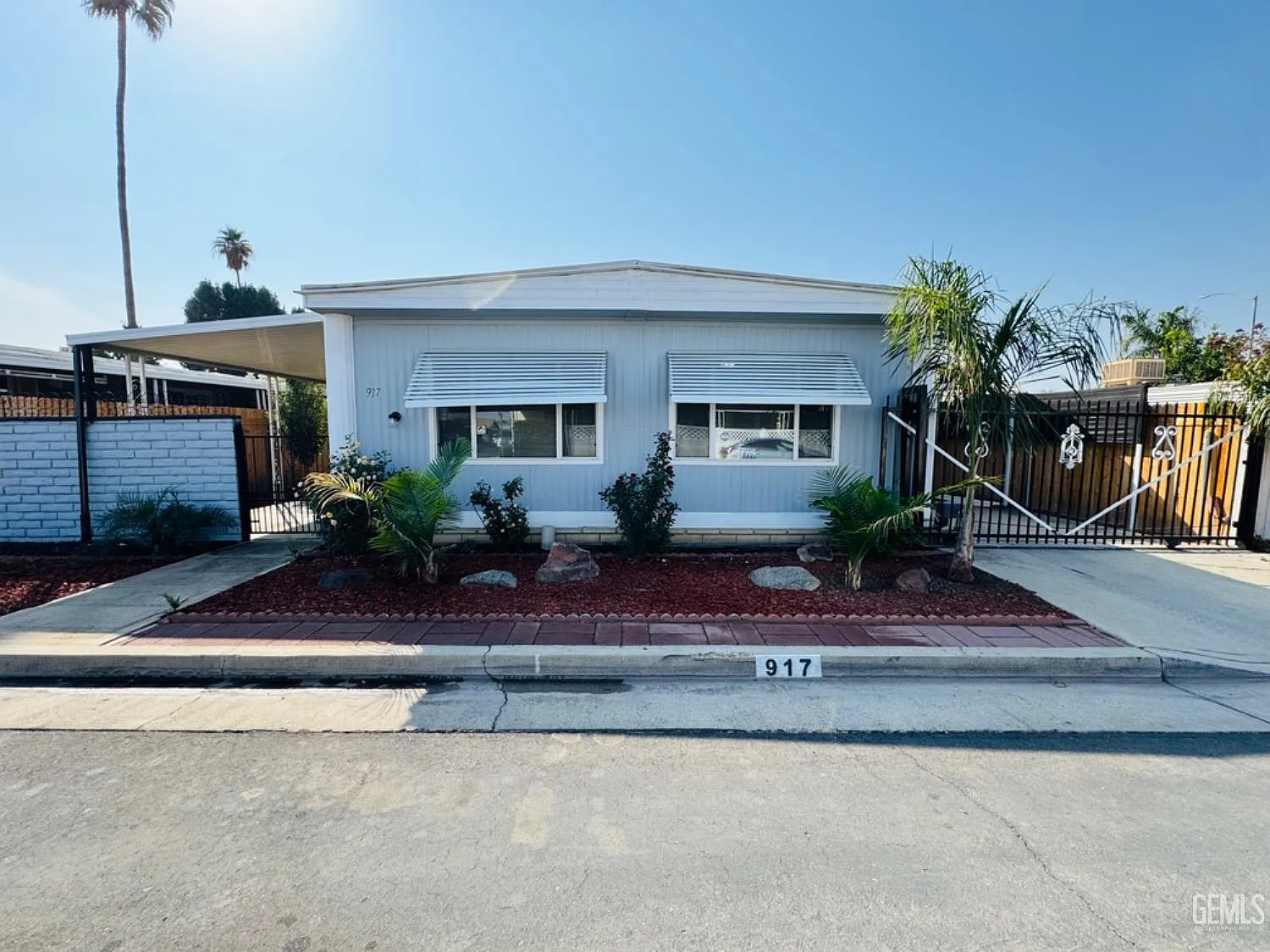 917 Crown Ave photo 1