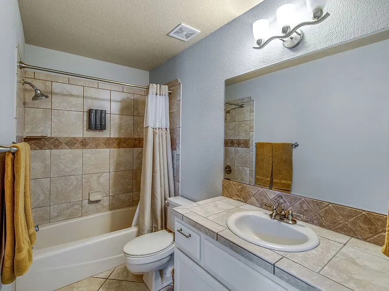 1800 Burgundy Dr — Photo 40