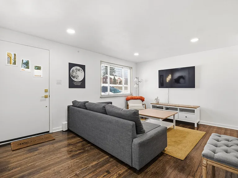 215 McMasters Dr — Photo 2