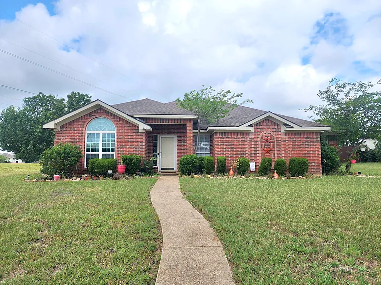 913 Wentwood Dr — Photo 1