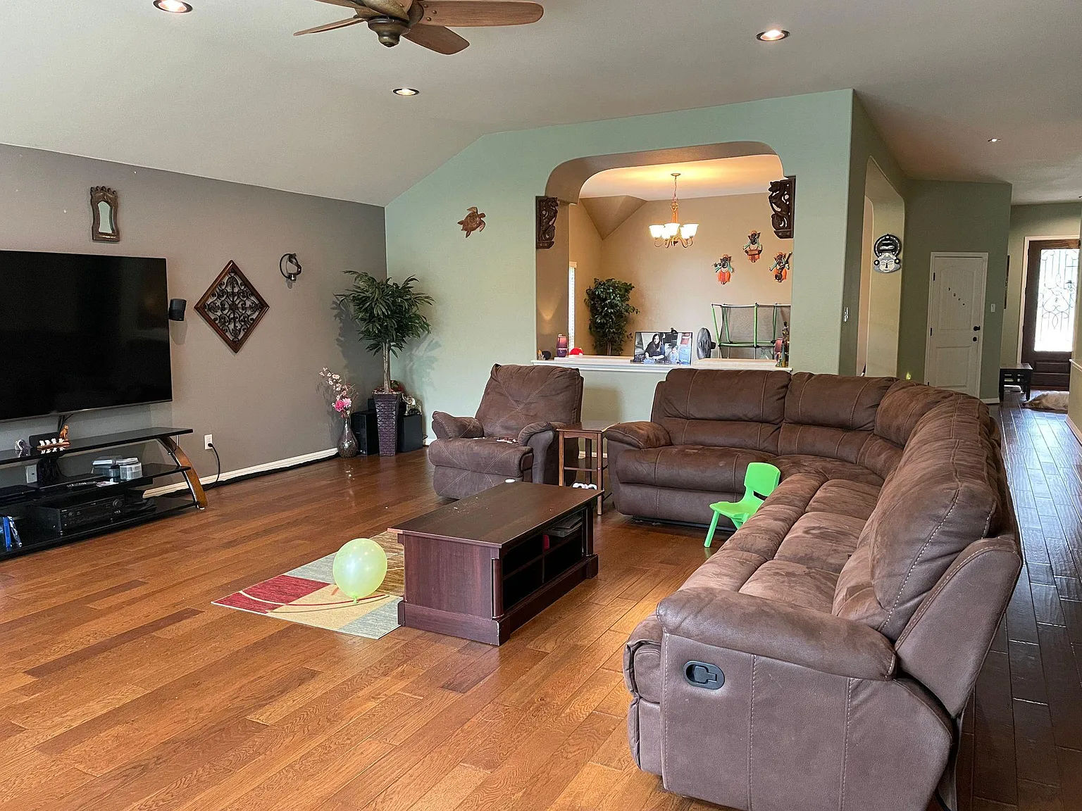 4 bed, 2.5 bath, 2898 sqft, $2,395 — Photo 2