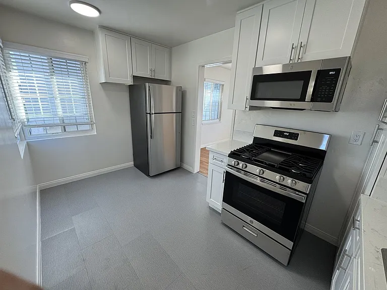 5058-68 Santa Monica Ave — Photo 25