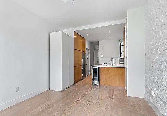5th image of 633 E 11th St APT 11