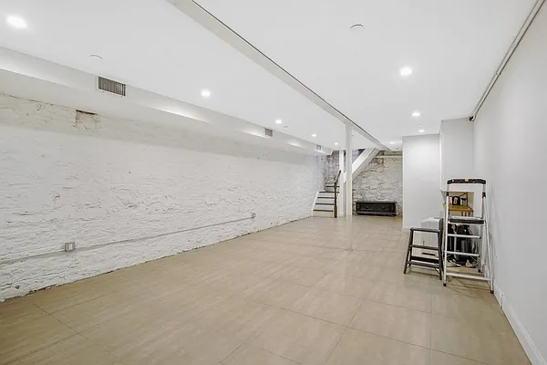 Rented by Nomad Property Group, LLC | media 7