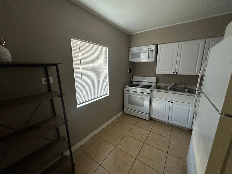 509 W Inyokern Rd #1-2-7 — Photo 3