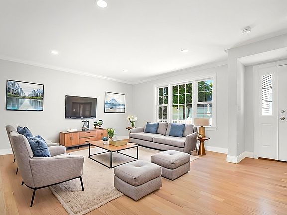 3rd image of 861 Washington St #2