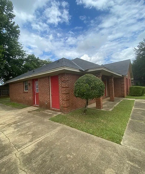 2313 Cedarwood Ln — Photo 3