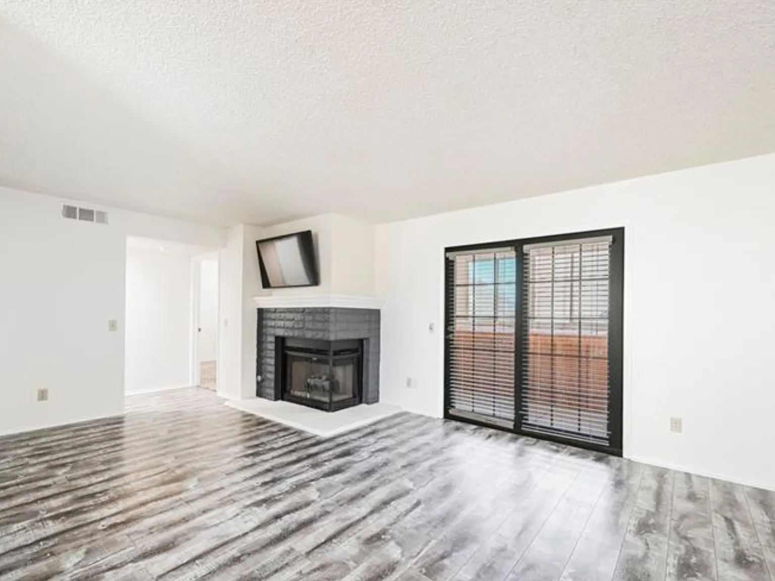 2 bed, 1008 sqft, $1,600 — Photo 3