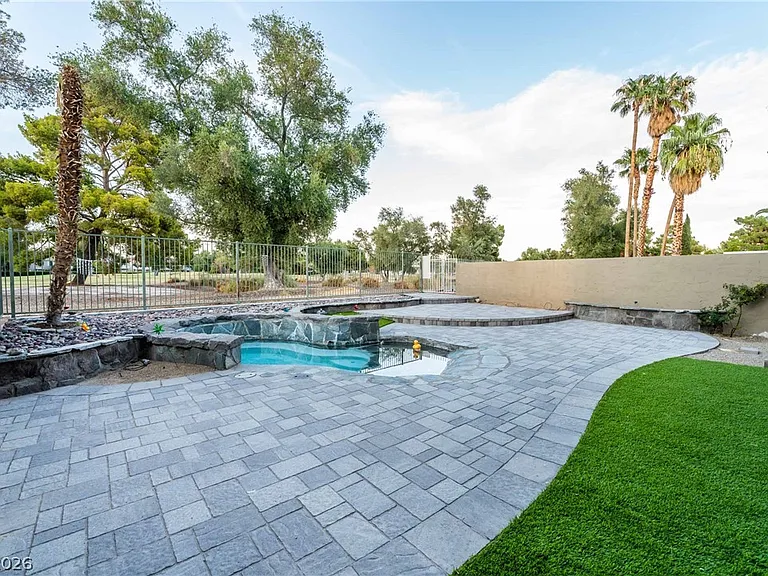 980 Vegas Valley Dr — Photo 34