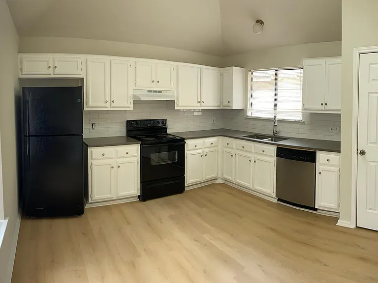 Nice large kitchen with quartz countertops
