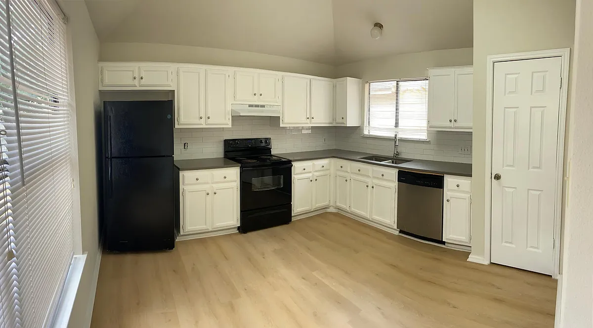 Nice large kitchen with quartz countertops - 839 Mica Ln