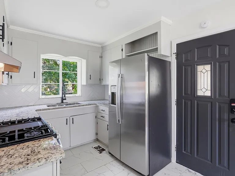2033 Carolyn Ln — Photo 17