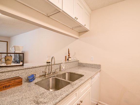 5th image of 300 Lozes Ave APT 1402