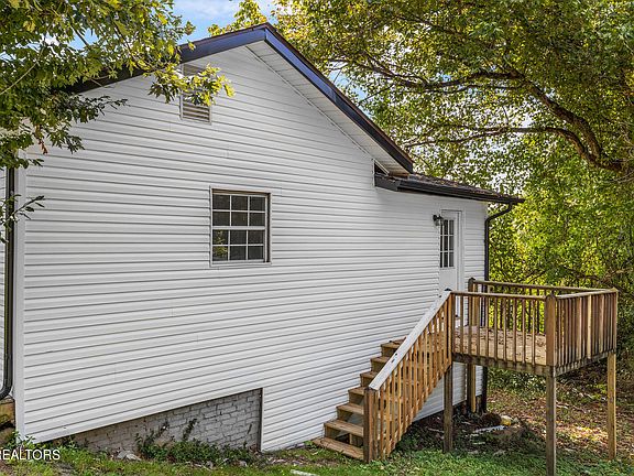 3rd image of 3822 Hampton Ave