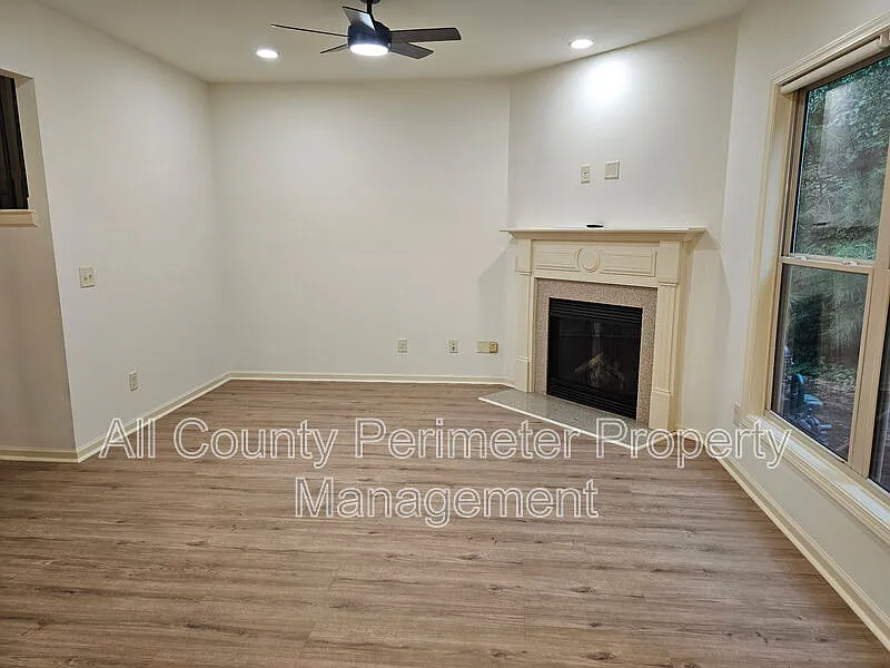 3 bed, 2.5 bath, 1509 sqft, $2,395 — Photo 3