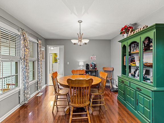 4th image of 745 Oak St