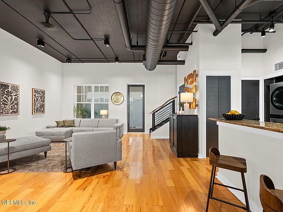 3rd image of 1661 RIVERSIDE Avenue #120