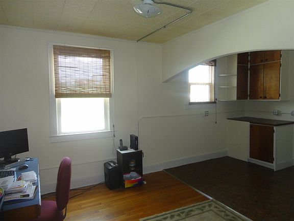 5th image of 216 E North St