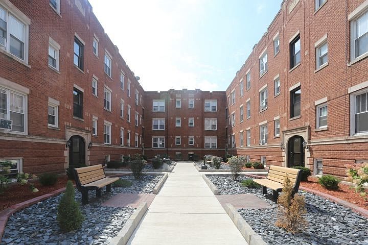 1st image of 955 W Cornelia Ave #B1