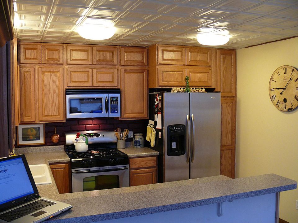 Kitchen w/new ceramic tile floor