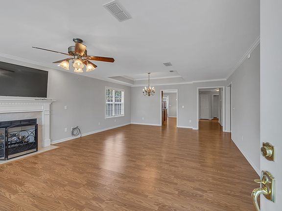 5th image of 615 Village Green Cir