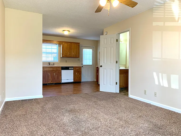 811 Flyer Ct — Photo 4