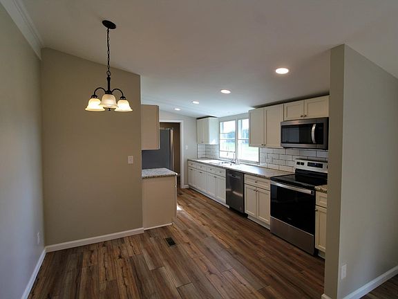 5th image of 12 Honeysuckle Ln