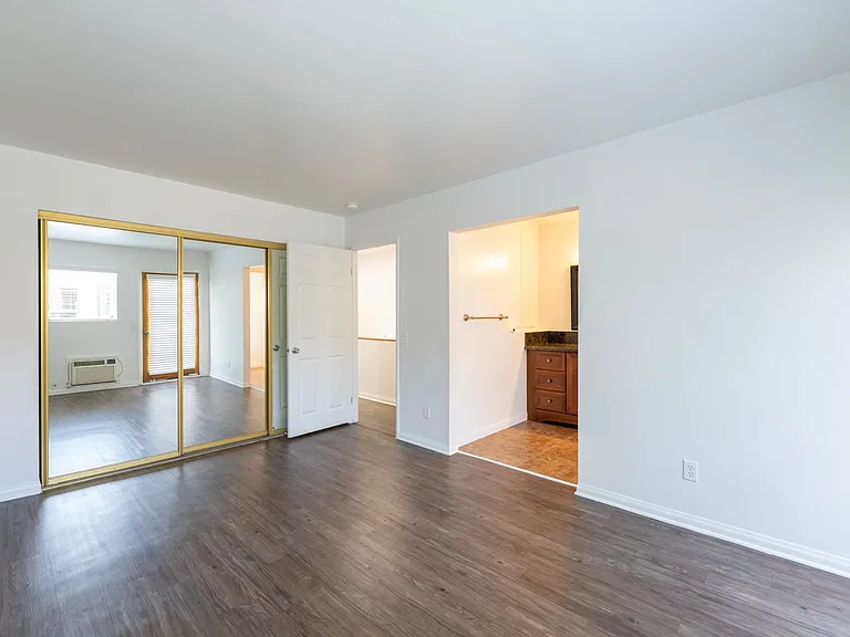 1611 S Bundy Dr — Photo 13
