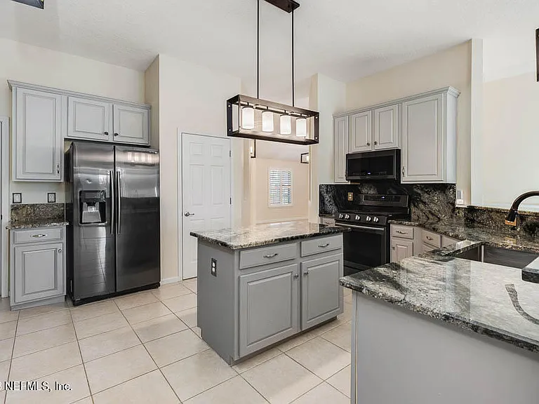 813 W American Eagle Dr — Photo 9