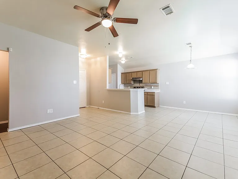 1611 Cedar Bluff Ln — Photo 5