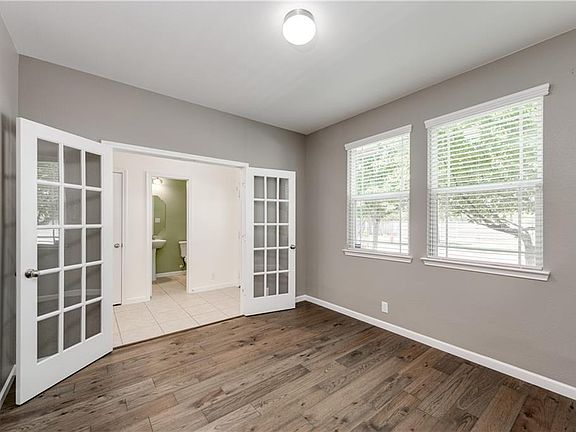 4th image of 906 Lost Pines Ln